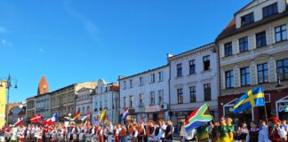 Szybowcowe Mistrzostwa Świata rozpoczęte! Piloci przemaszerowali przez Ostrów (foto i wideo)