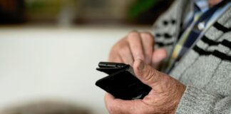 Seniorzy nadal na celowniku oszustów. Policja apeluje o ostrożność