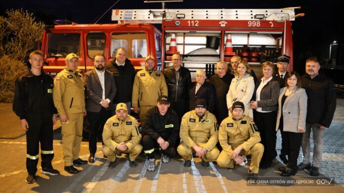 Nowy samochód strażacki OSP Lewków podczas uroczystego powitania przez mieszkańców