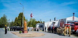 Monumentalna rzeźba św. Floriana stanęła przed remizą OSP w Westrzy