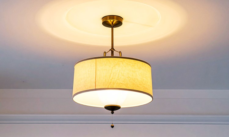 pokój lampa na suficie
