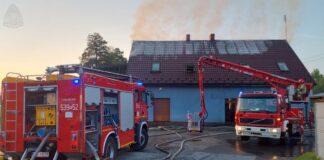 Osiem zastępów gasiło pożar domu (foto)